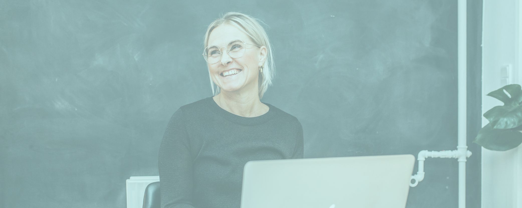 Ung kvinde studerer online