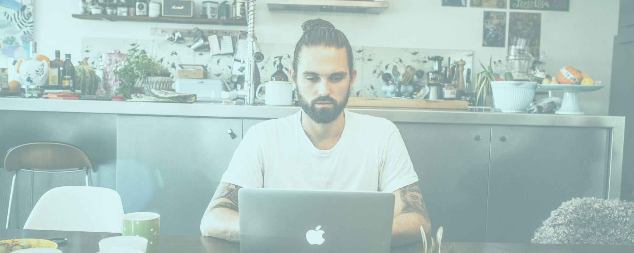 Ung mand studerer online