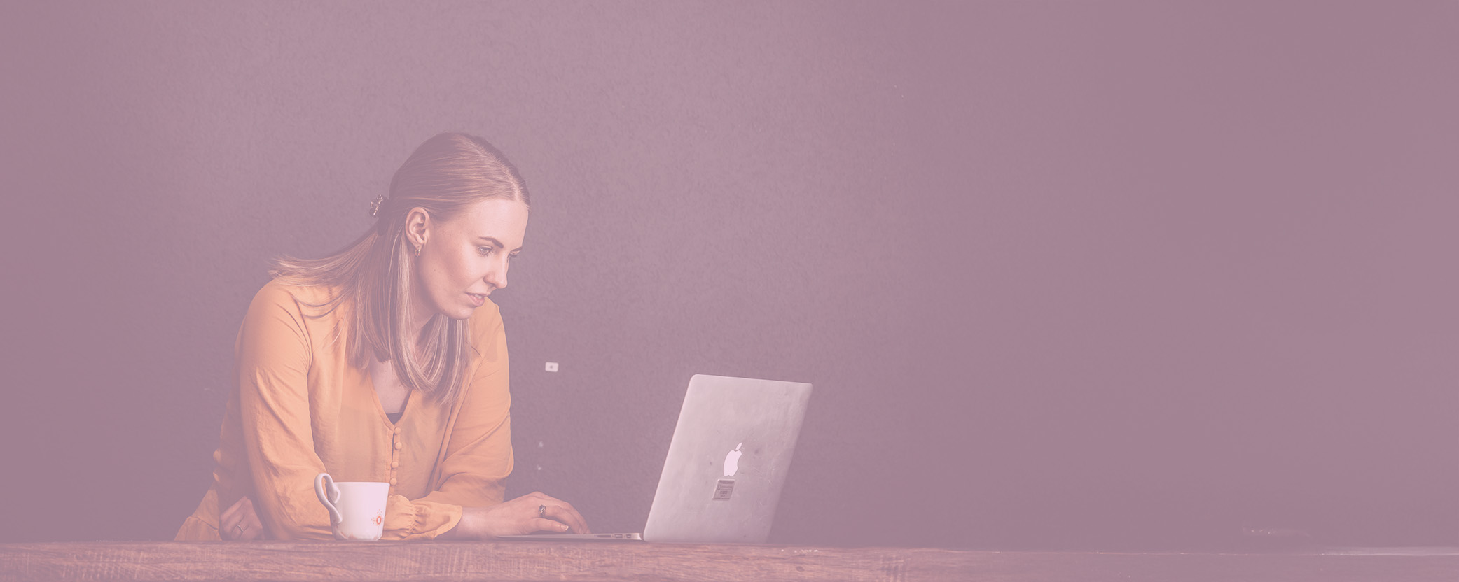 Kvinde studerer online