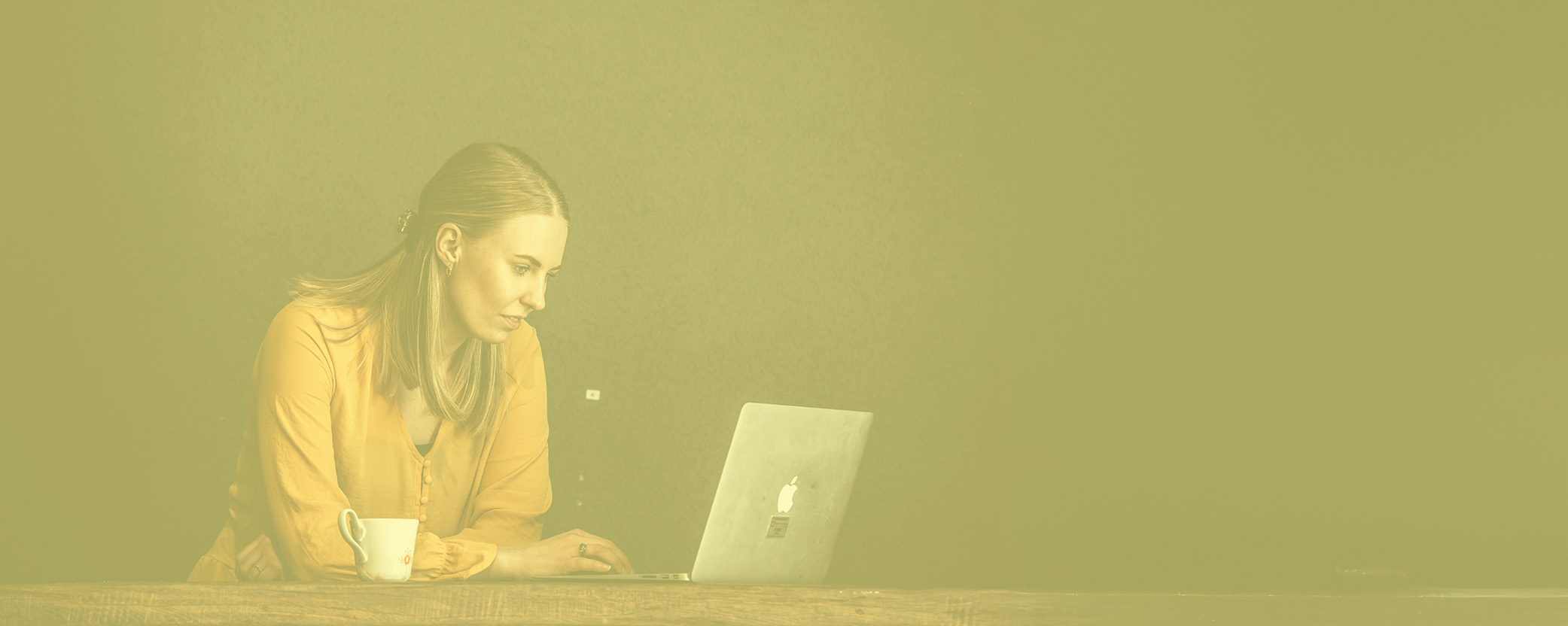Ung kvinde studerer online